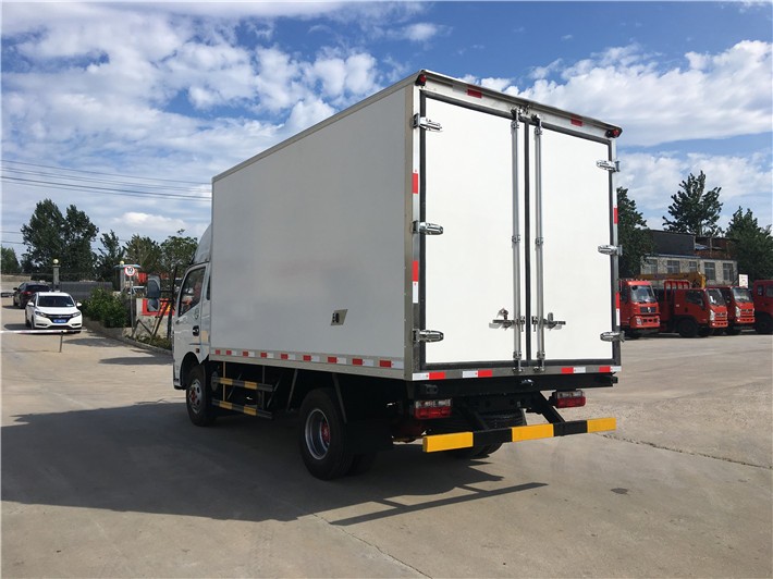 富錦新款東風4米2冷藏車廠家 專業(yè)制造，冷鏈運輸?shù)目煽炕锇? />
</span>
<span id=